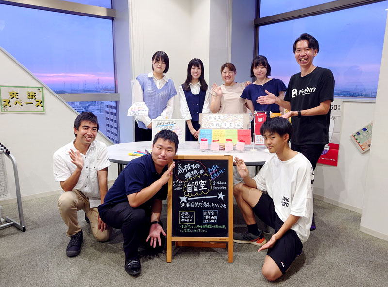 交流スペースで自習室をＰＲする地域活性化団体「のろし」のメンバーら＝市原市のサンプラザ市原