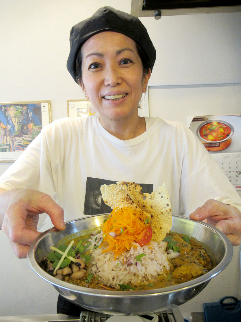 マイボンCURRYを手にする「マイボンさん」こと湯川さん。カレーのビジュアルもとても美しい=市川市