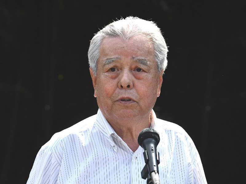 事件から101年の追悼行事であいさつする市川さん=6日午前、野田市