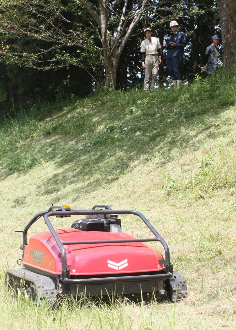 無線操縦の草刈り機
