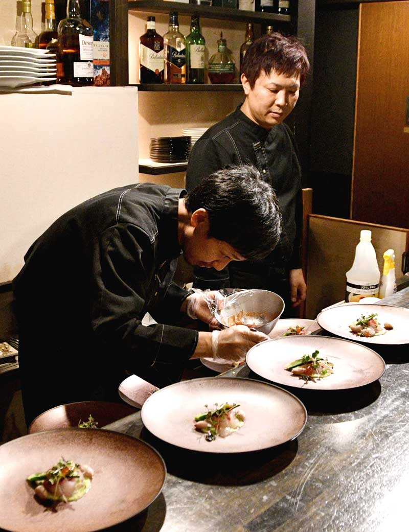 発酵を取り入れた料理の開発に取り組む並木さん（右奥）＝香取市