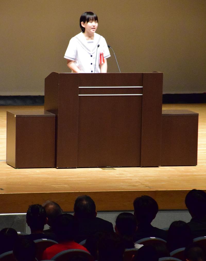 多くの来場者の前で主張を展開する生徒=長生村文化会館