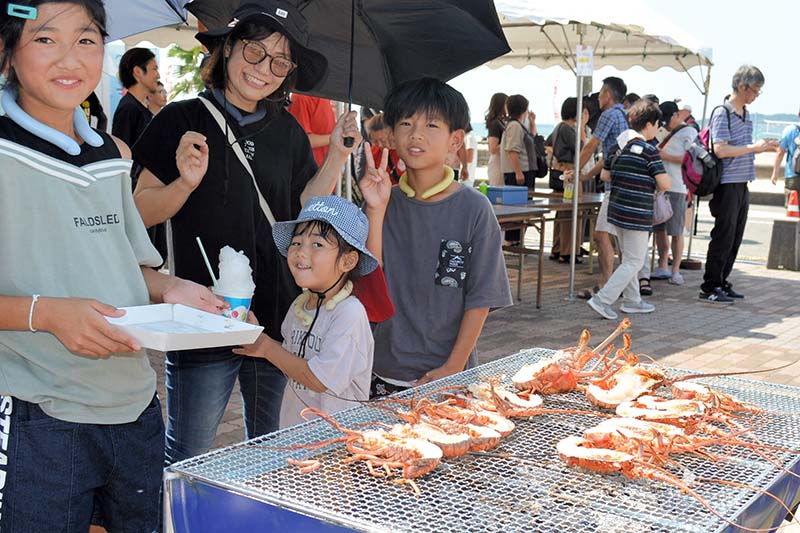 購入した伊勢エビでバーベキューを楽しむ来場者=8日、御宿町