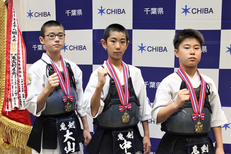 全国道場少年剣道大会で優勝した鬼高剣友会の（左から）大山選手、中西選手、石井選手＝県庁