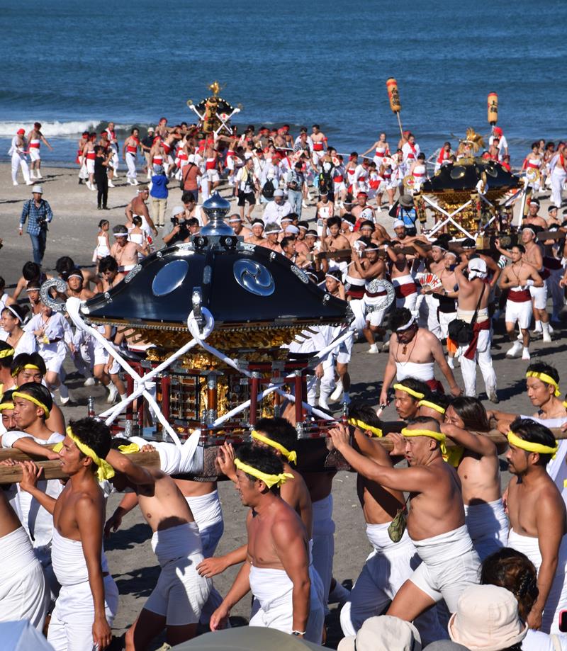 担ぎ手波打ち際駆け抜ける 神輿9基、参加者募り盛大に 一宮町 上総十