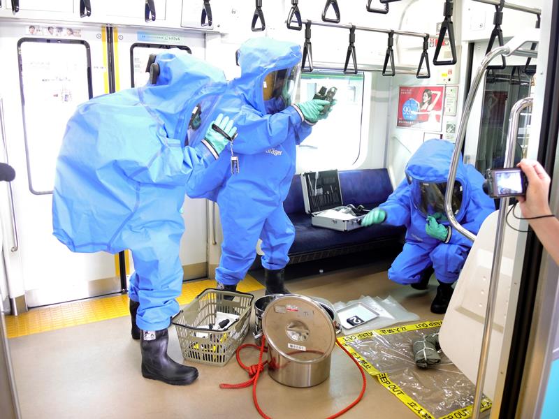 車両内で有毒物質がまかれたとの想定で、回収作業に当たる県警機動隊のＮＢＣテロ対応専門部隊の隊員ら＝我孫子市