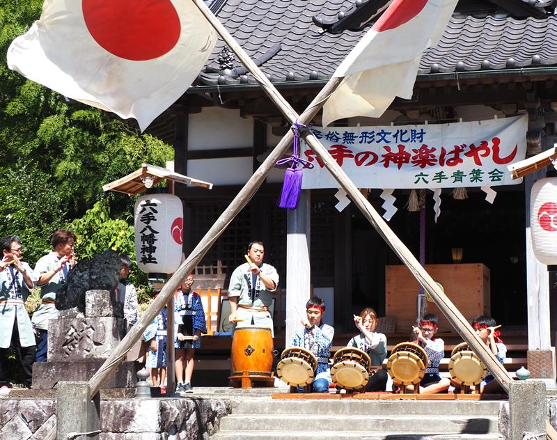 「六手の神楽ばやし」を披露する保存会のメンバー＝１５日、君津市