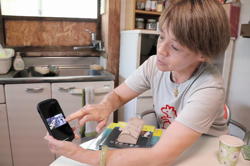 能登半島地震の被災現場を説明するうささん＝１０日、船橋市