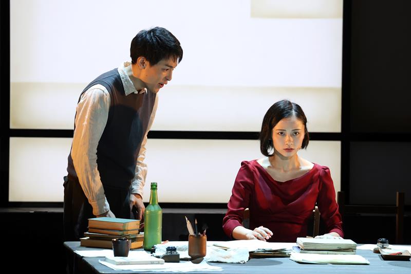 感情の起伏が音程の高低差に繋がる難曲をパワフルに表現する海宝直人(セフン)、ミステリアスな雰囲気を徐々に色濃く醸し出してゆく木下晴香(ヒカル)。写真=東宝演劇部。