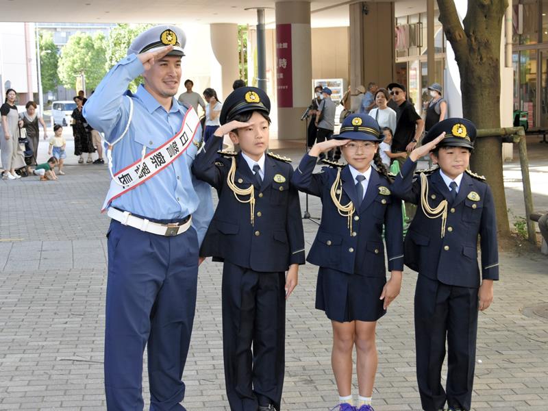 一日署長として出席したベイカー選手（左）と、交通安全宣言をした児童＝イオンモール千葉ニュータウン