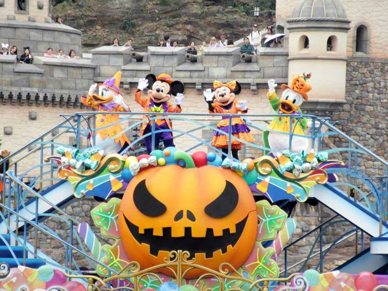 船上でポーズを取るミッキーマウスら＝３０日、東京ディズニーシー