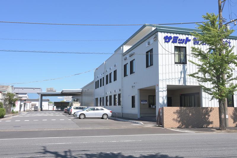 タンクが爆発した製油会社「サミット製油」＝１３日午後０時４０分ごろ、千葉市美浜区新港