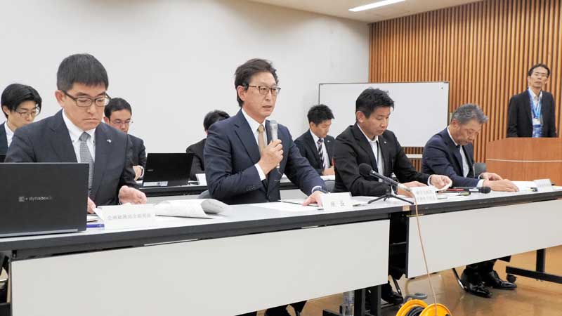 検討会議終了後、取りまとめた報告書について説明する藤井座長ら(左から2人目)ら=21日、君津市