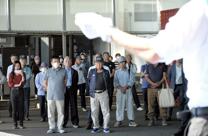 候補者の訴えを聞く支援者など有権者ら=15日、富里市