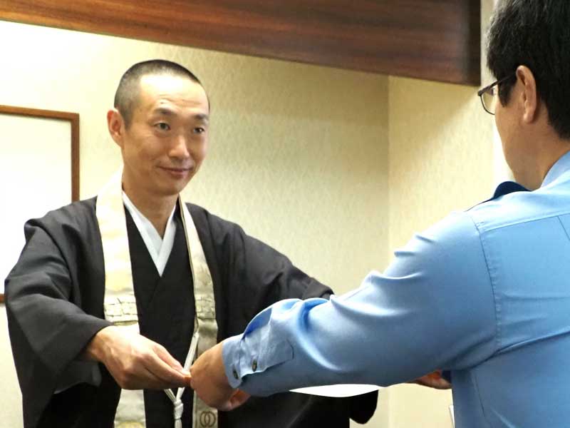 捜索活動に協力し人命救助に貢献したとして、感謝状を受け取る守住職(左)=君津市