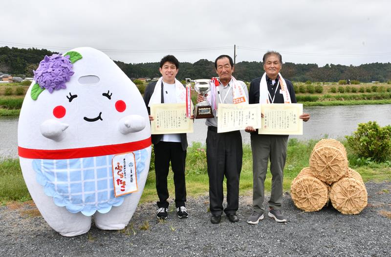 多古米グランプリで初優勝した林さん(右から2人目)ら=多古町