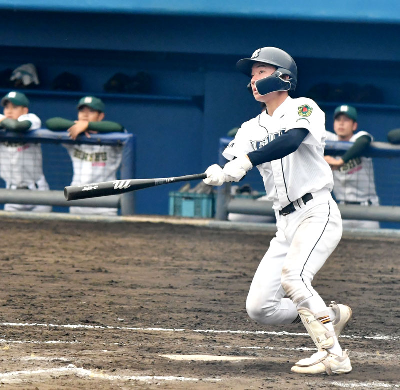 専大松戸-千葉黎明 5回表千葉黎明2死二、三塁、山本が左越え3点本塁打を放つ=県総合SC