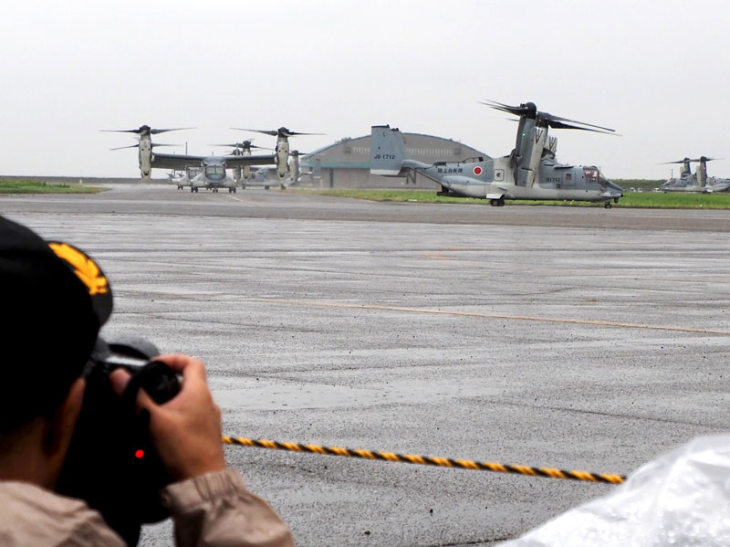 一般開放された陸上自衛隊木更津駐屯地で、隊列を組んで移動するV22オスプレイ=5日、木更津市