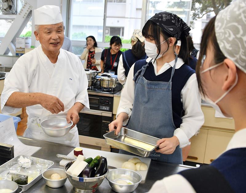 生徒に発酵食品の魅力を伝えた野崎さん(左)