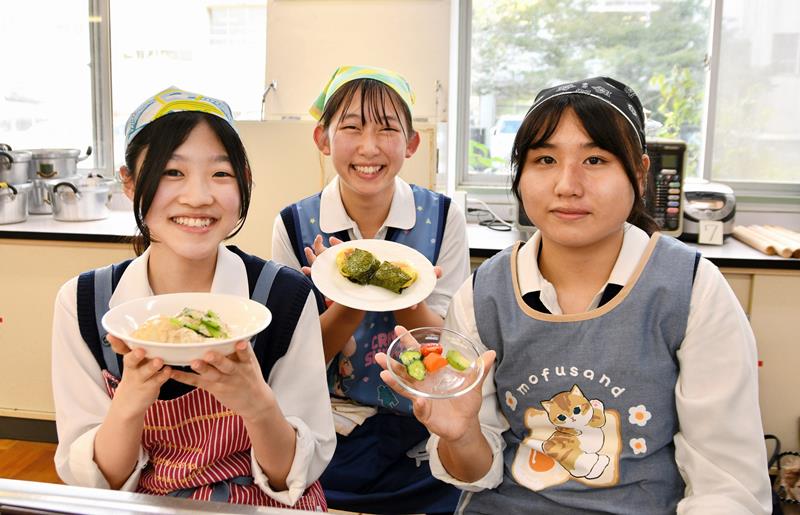 発酵食品や地元野菜を活用した料理に挑戦した佐原白楊高の生徒=香取市