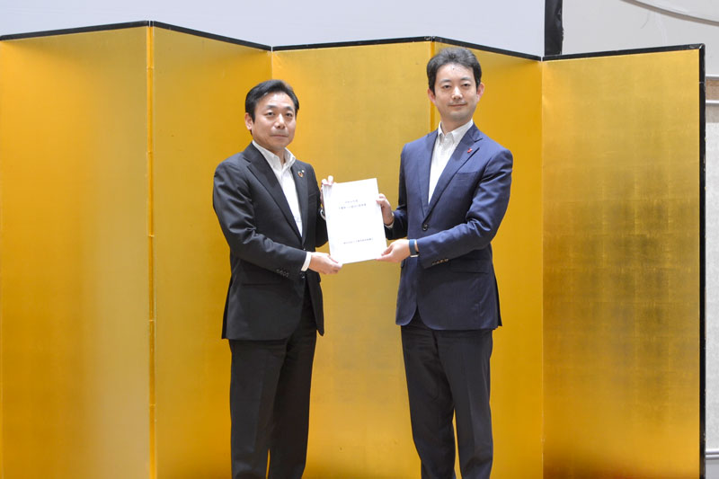 要望書を提出した県経済協議会の山崎会長（左）＝１１日、千葉市中央区