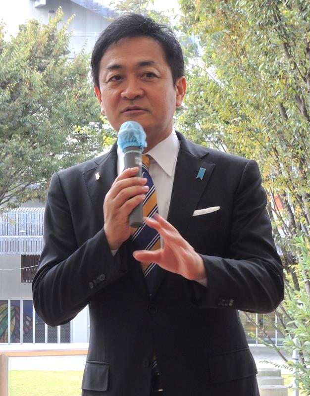 演説する国民民主党の玉木代表＝１７日、流山市