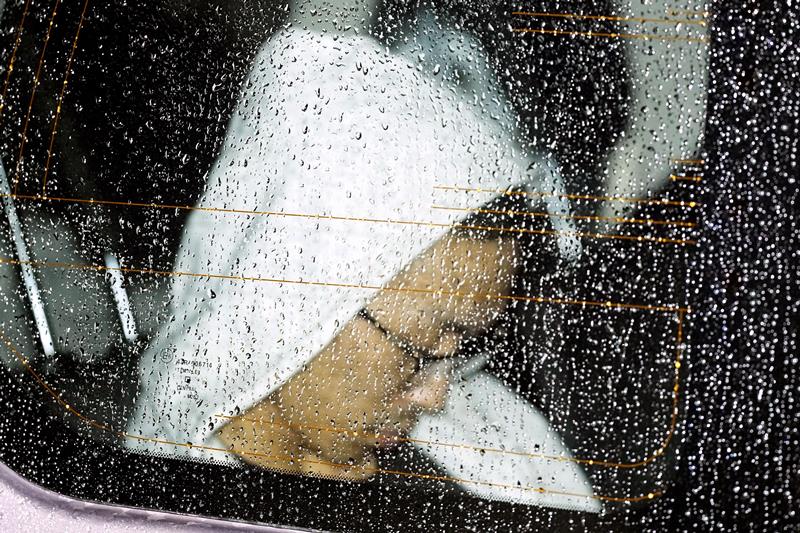 市川署を出る高梨謙吾容疑者=18日午後10時13分(共同)