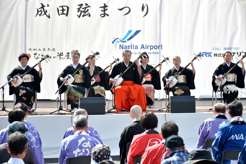 成田山新勝寺の境内や参道で行われる成田弦まつりの幕開けを飾る津軽三味線の演奏を披露した竜昇会=19日、成田市