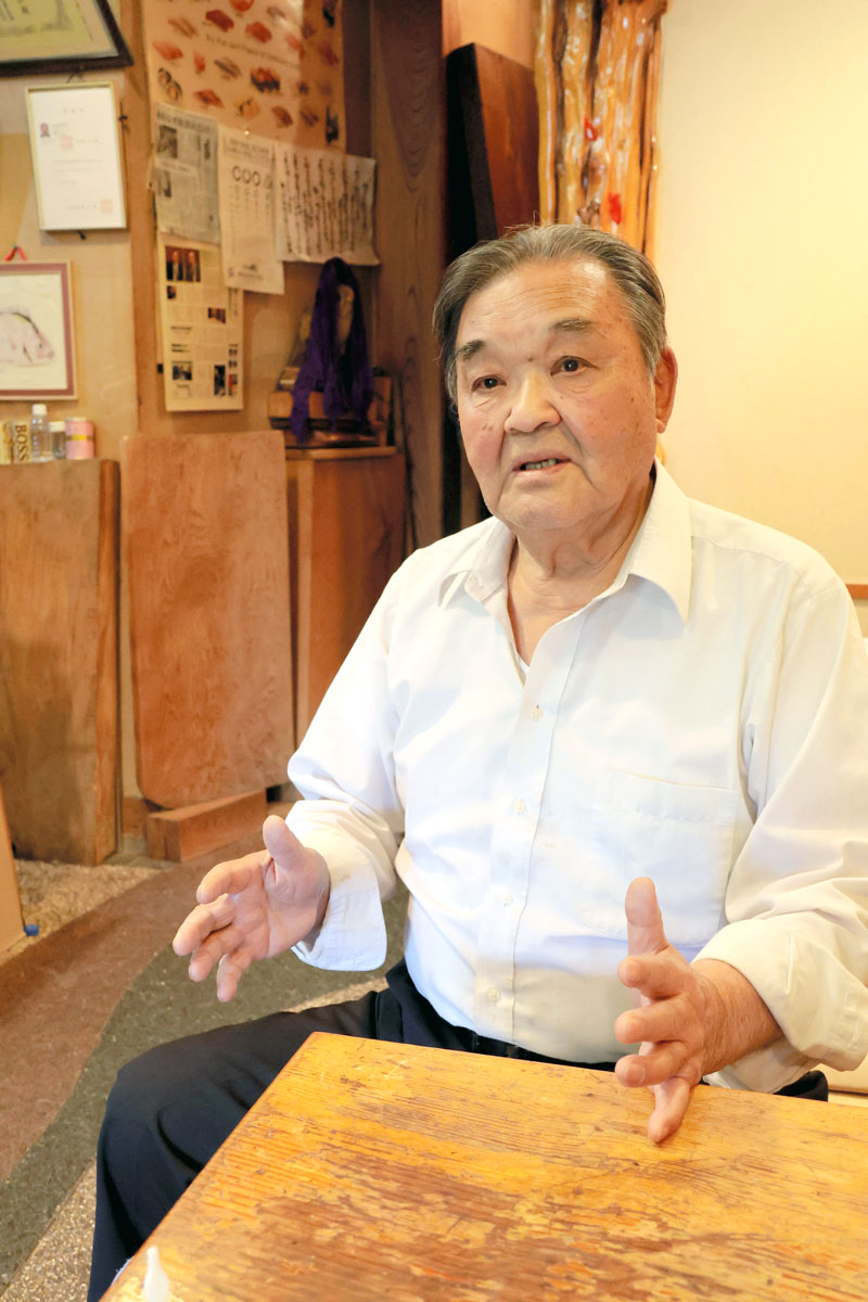 飲食店の現状について説明する小山内さん=市川市