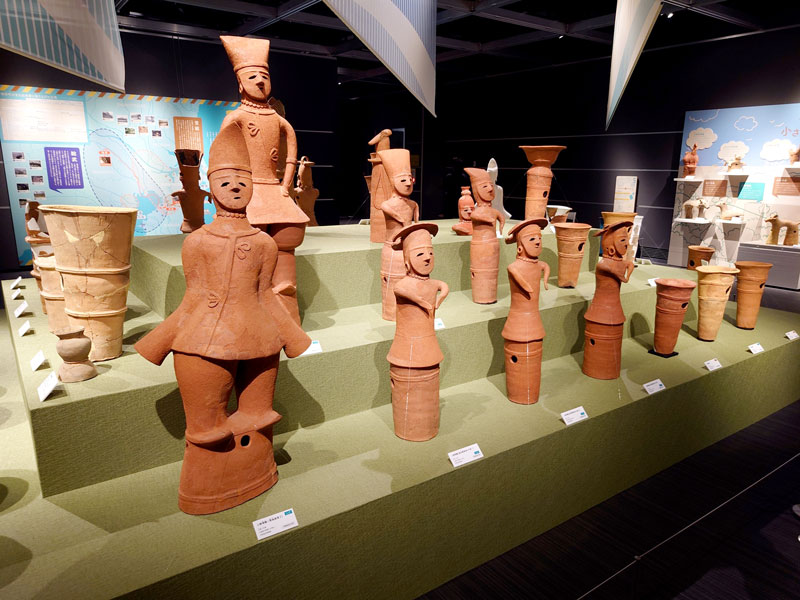 特別展ではさまざまな造形の７４体が展示されている