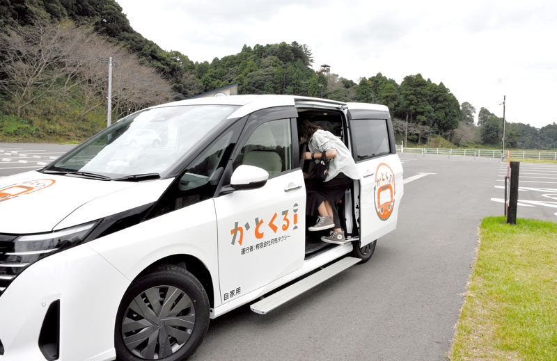 実証運行が今月始まったデマンド交通に乗車する利用者＝香取市