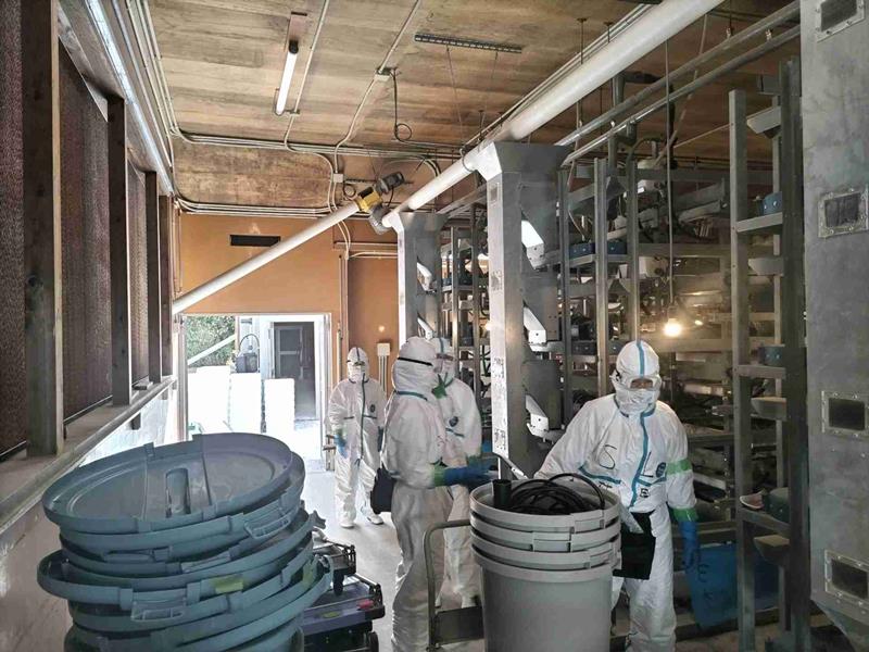 鳥インフルエンザの陽性が確認された養鶏場で防疫作業を行う県職員ら=23日、香取市(千葉県提供)
