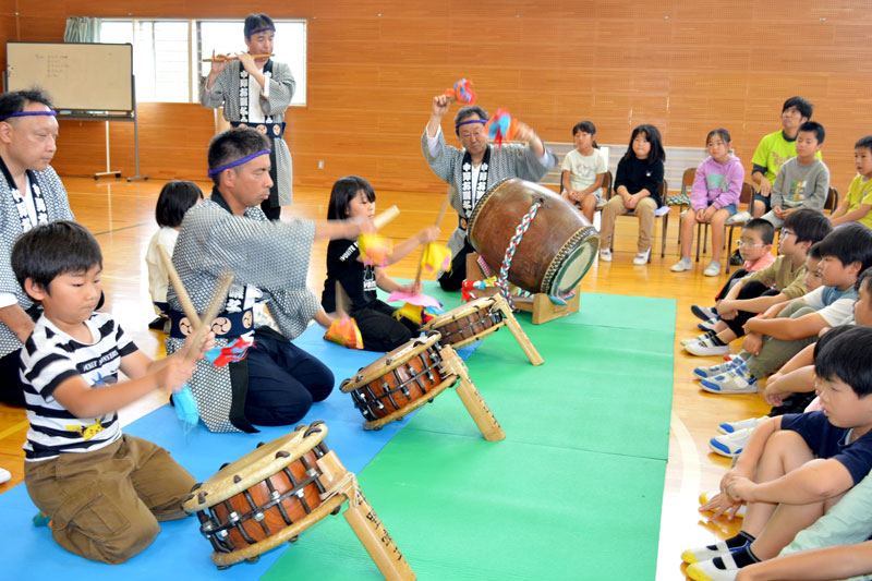 級友らも交じってのお囃子の演奏を聞く町立西小の児童ら＝大多喜町