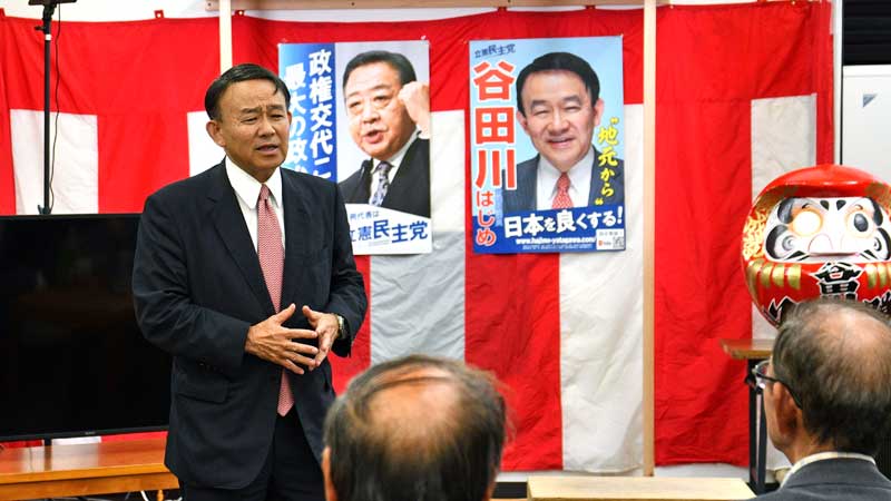 比例代表での復活当選を決め、支持者にあいさつする立憲民主党の谷田川氏＝２８日、香取市