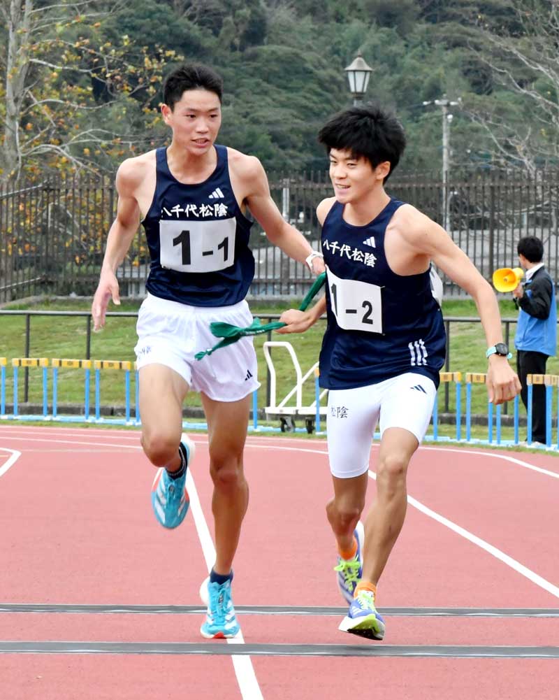 トップでたすきをつなぐ八千代松陰の1区・鈴木琉胤(左)と2区・河田珠夏=東総運動場
