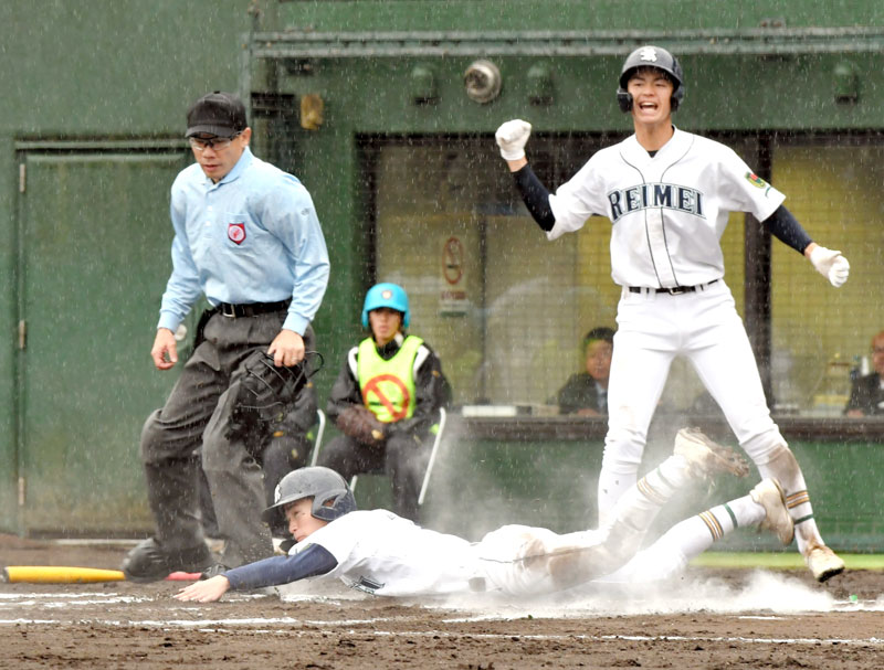 山梨学院-千葉黎明 6回表千葉黎明1死三塁、佐々木の犠飛で三走林が生還=保土ケ谷