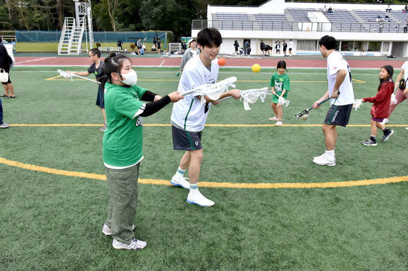 選手からボールの扱い方を教わる参加者＝鎌ケ谷市