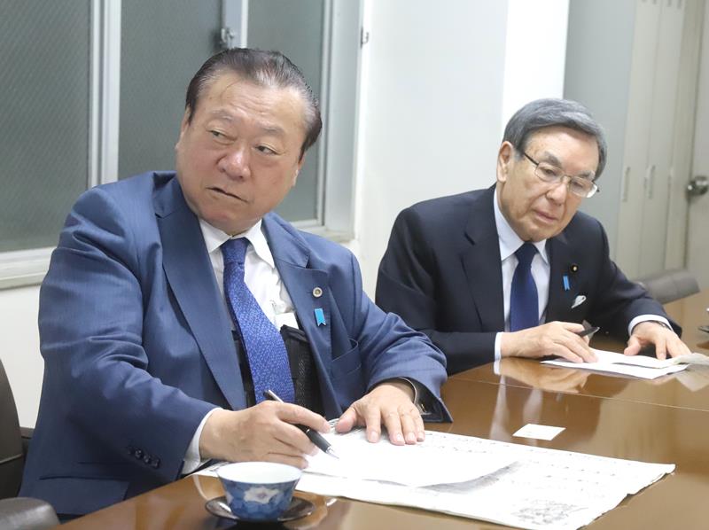 厳しい表情でテレビの開票速報を見つめる自民党県連の桜田会長（左）と阿部幹事長＝２７日、千葉市中央区