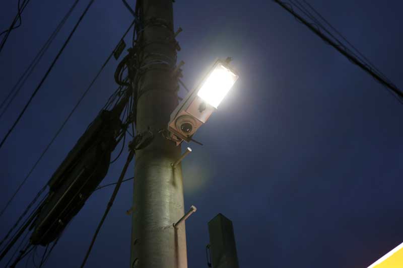 カメラ付き防犯灯。7日間以上の画像の保存が可能という(市川市提供)