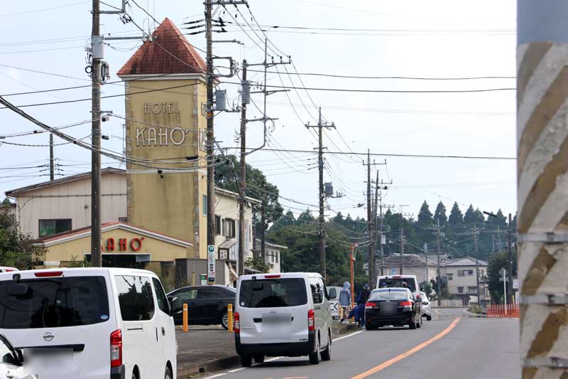 女性従業員が亡くなった事件現場のホテル=１日午後０時３５分、市原市中高根（画像一部加工）
