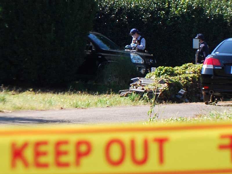 住宅強盗事件の現場付近。規制線が張られ、捜査が続いた=3日午前10時30分、四街道市吉岡