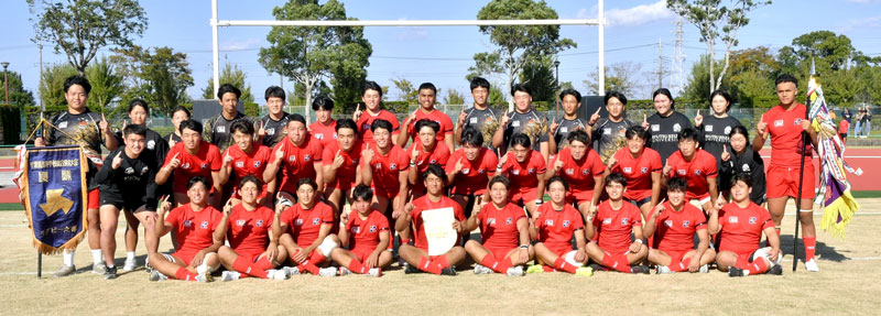 大会３０連覇を果たし、記念写真に納まる流通経大柏の選手たち