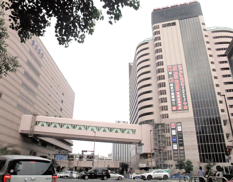 そごう千葉店の別館を改装し15日に開業する「ヨドバシHD千葉ビル」(右)=6日、千葉市中央区