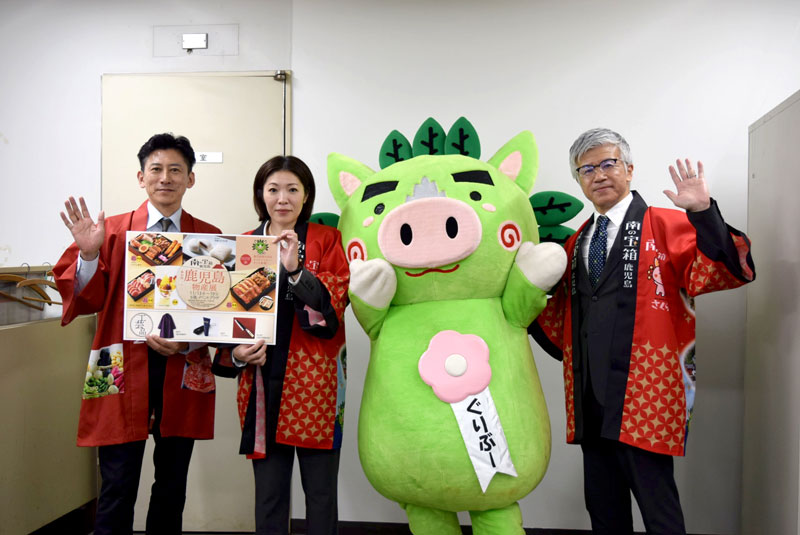 ご当地の味をＰＲした鹿児島県公式キャラクターの「ぐりぶー」ら＝１２日、船橋市役所