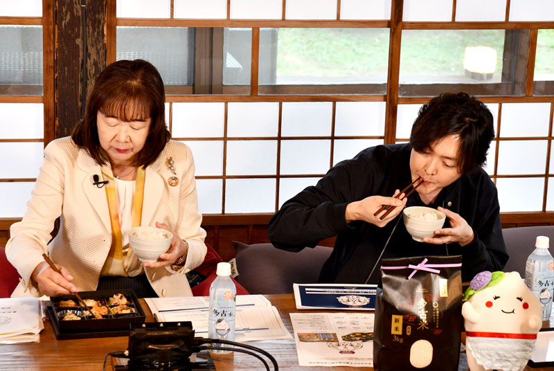 多古米に合うおかずを審査する料理研究家のリュウジさん（右）と平山町長＝多古町