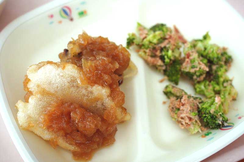 給食で提供された「ブリのコロコロ衣揚げ～ジンジャーソース～」(左)
