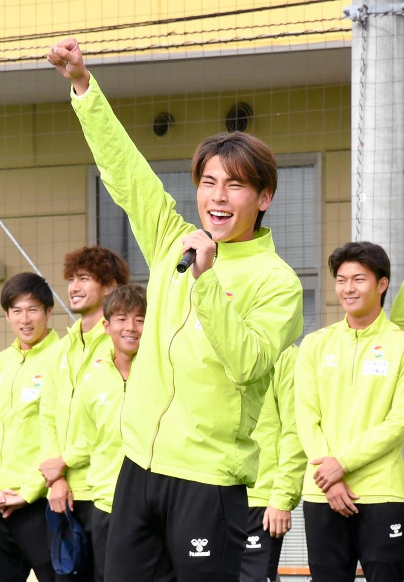 集まったサポーターへあいさつする千葉の小森＝１６日、ユナイテッドパーク