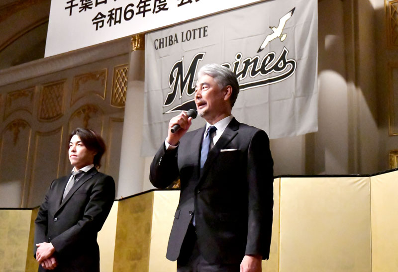 あいさつする千葉ロッテの吉井監督(右)。左は小川=千葉市内