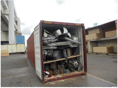 横浜港で確認された盗難車が積まれていたコンテナ。車のバンパーやエンジンとみられる部品が積まれている(千葉県警提供)