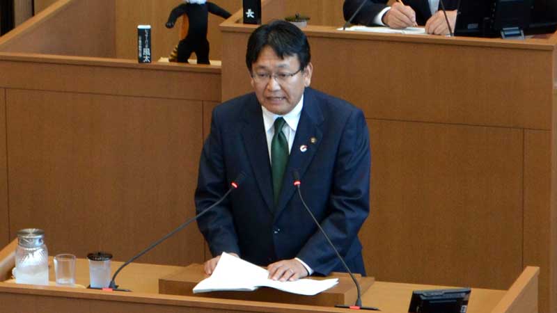 再選出馬する姿勢を示した千葉市の神谷市長＝４日、千葉市議会
